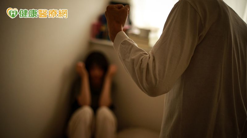老人受暴通報年破2萬！衛福部：子女施暴占5成　113專線守護被害者