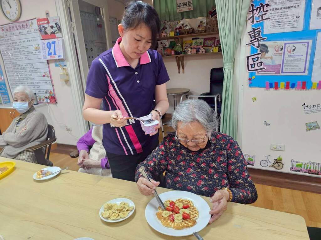 彰榮日照中心長輩化身點心大師　創意鮮果鬆餅健康美味加分