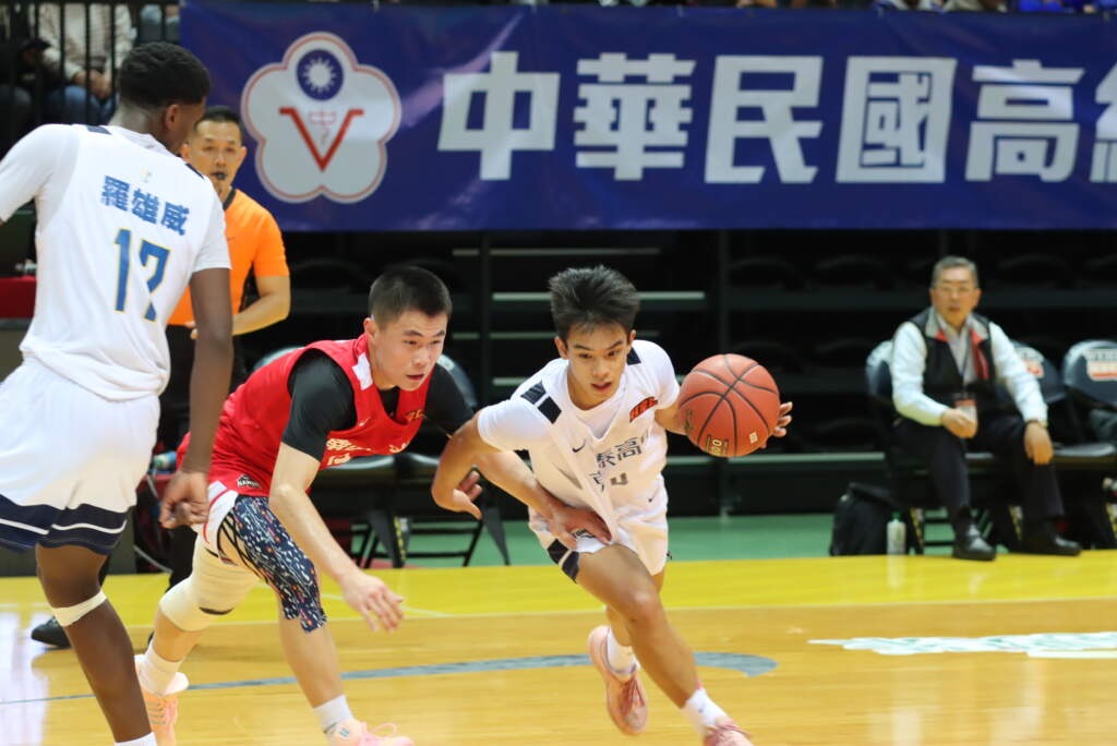 來自南投的小將全億 今天帶領新竹東泰高中狂勝南山 率先五連勝闖進HBL四強