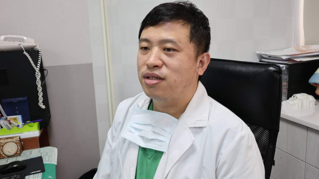 影／男子眼瞼下垂遭霸凌自卑　醫動刀撐開眼皮重拾人生