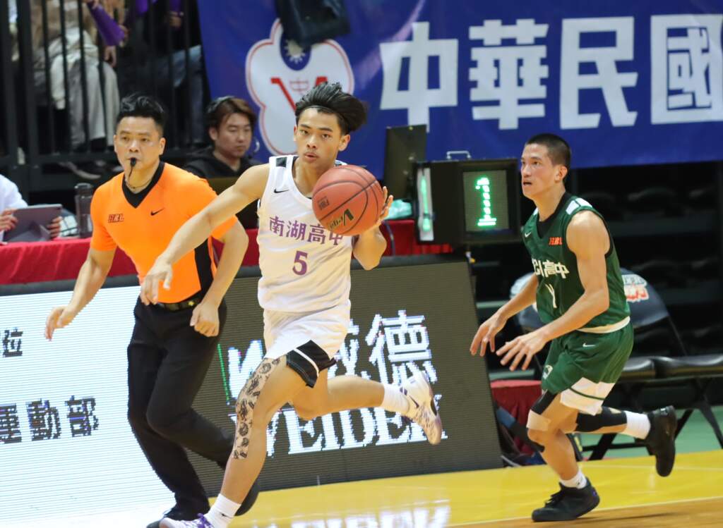 松山高中三分球離奇啞火 南湖高中10人搶投49次三分球 又是靠16歲菜鳥奪下關鍵一勝