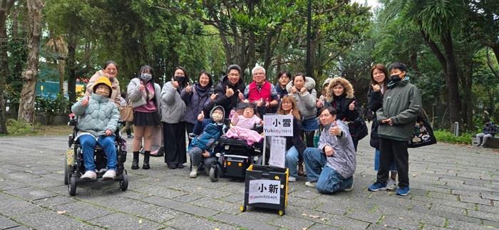 玻璃娃娃小雪松菸開唱 甜美嗓音吸引圍觀