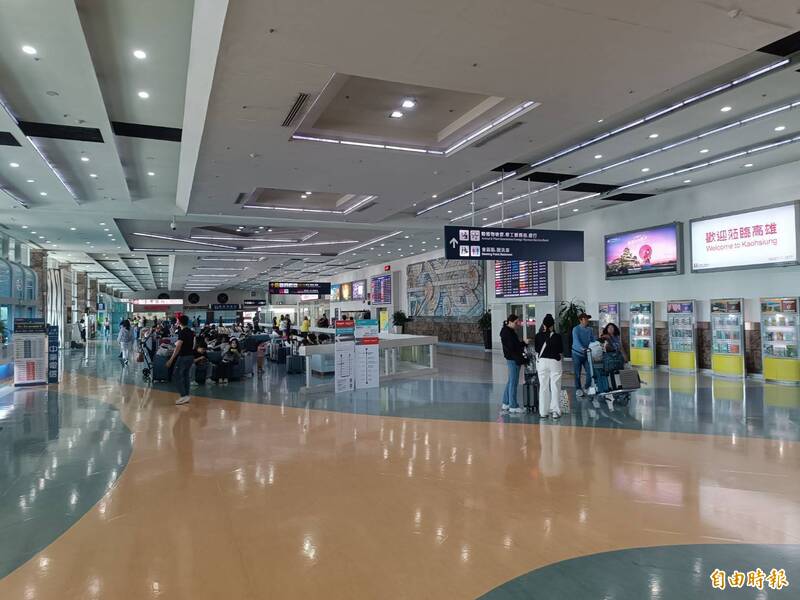 高雄機場國際線航廈落伍！啟用29年無手扶梯 僅2部升降梯排長龍引民怨
