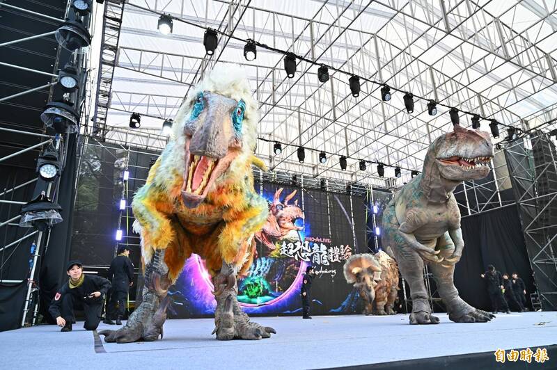 日本擬真恐龍高雄震撼演出 衛武營連演3天12場