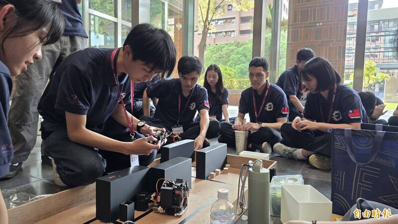 穿梭水泥叢林清垃圾 國研盃智慧機械競...