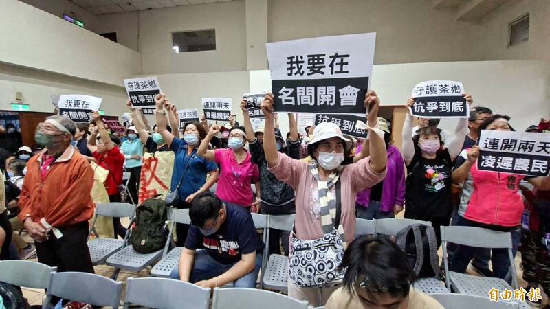 南投名間焚化爐二階環評再爆衝突 抗議群眾跳上桌、撒茶葉與紙錢
