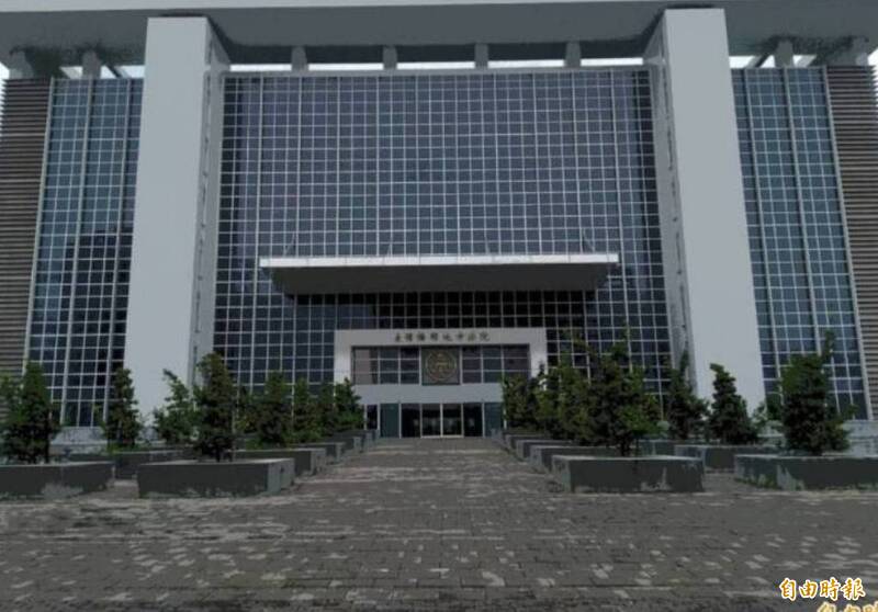 傻眼！ 男大白天派出所前剪斷鐵鍊 牽走扣案機車