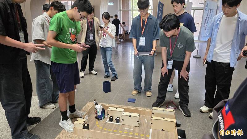 智慧垃圾車大比拚！國研盃機械競賽17...