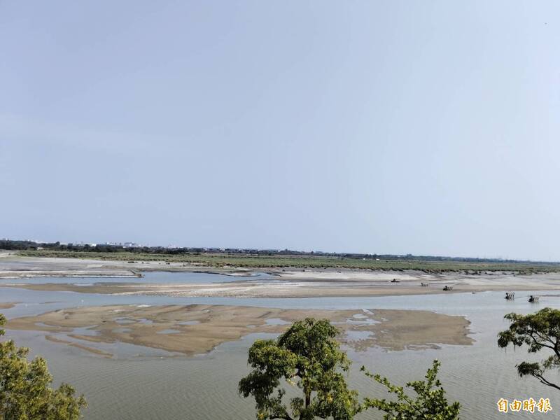 南部今年降雨比百年大旱少 高屏溪大面積沙洲浮現