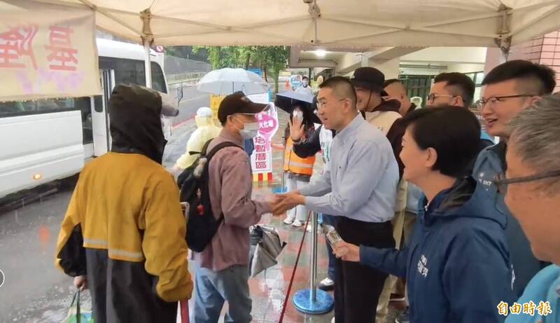 清明連假首日 基隆市長、議長都到南榮公墓送水