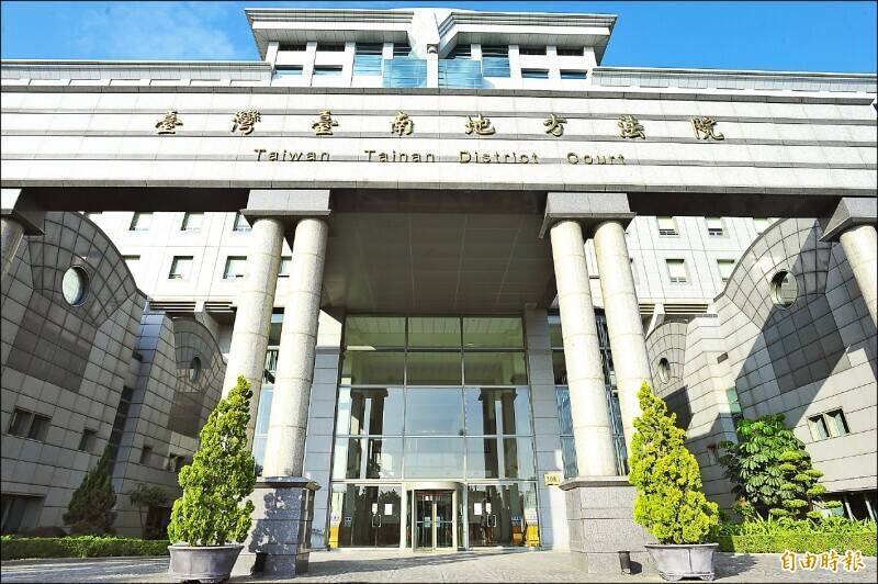 無照上國道違規超車撞翻釀2傷 法官判刑7月不可易科罰金