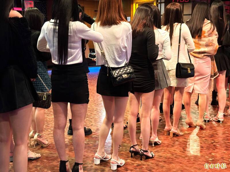 春安首日高雄動員520名警力 舞廳臨檢舞小姐秀辣腿排排站
