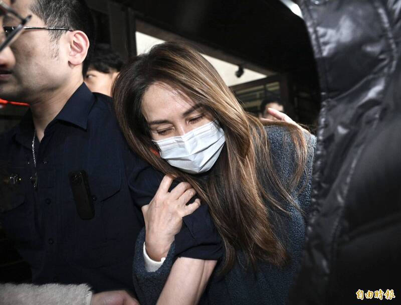 高金素梅複訊身體不適！先請回限制出境出海 癱挽法警手臂離去