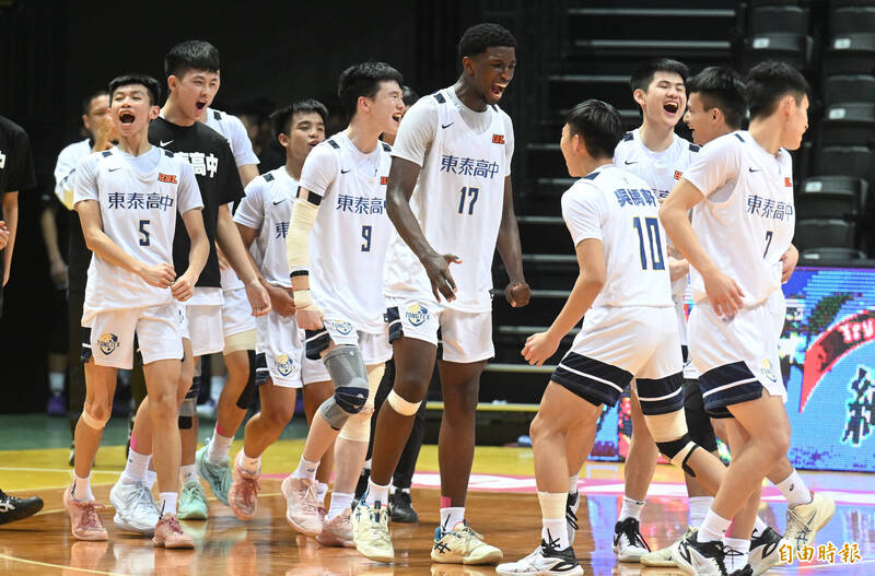 HBL》男子組第1支4強出爐！東泰高中大勝南山前進小巨蛋