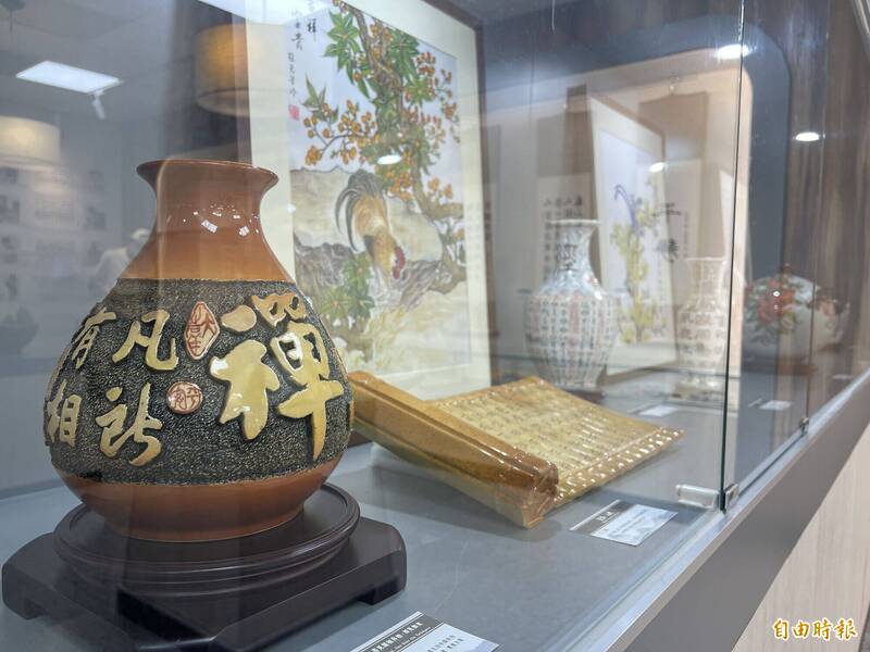 金門官窯藝師「書以入瓷」成果展 36件作品機場亮相