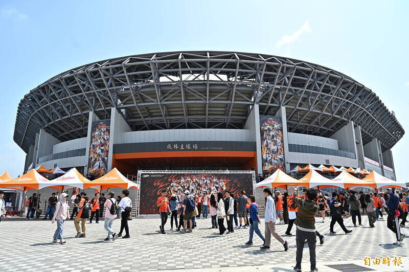還我地瓜球！ 亞太球場戶外攤商喊卡球迷崩潰 體育局回應了
