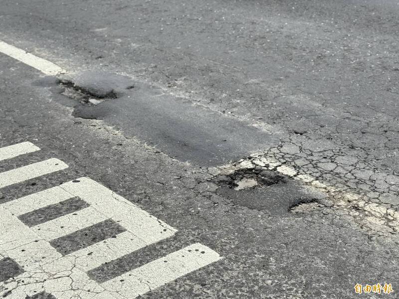 淡水民權路百公尺驚現「連環坑洞」陷阱！ 公路局：已緊急填補