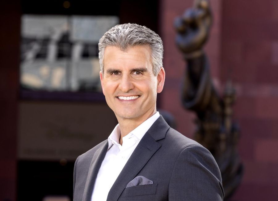 迪士尼CEO換人！Josh D’Amaro接棒執行長：28 年資深「樂園老將」，如何讓米老鼠再次偉大？