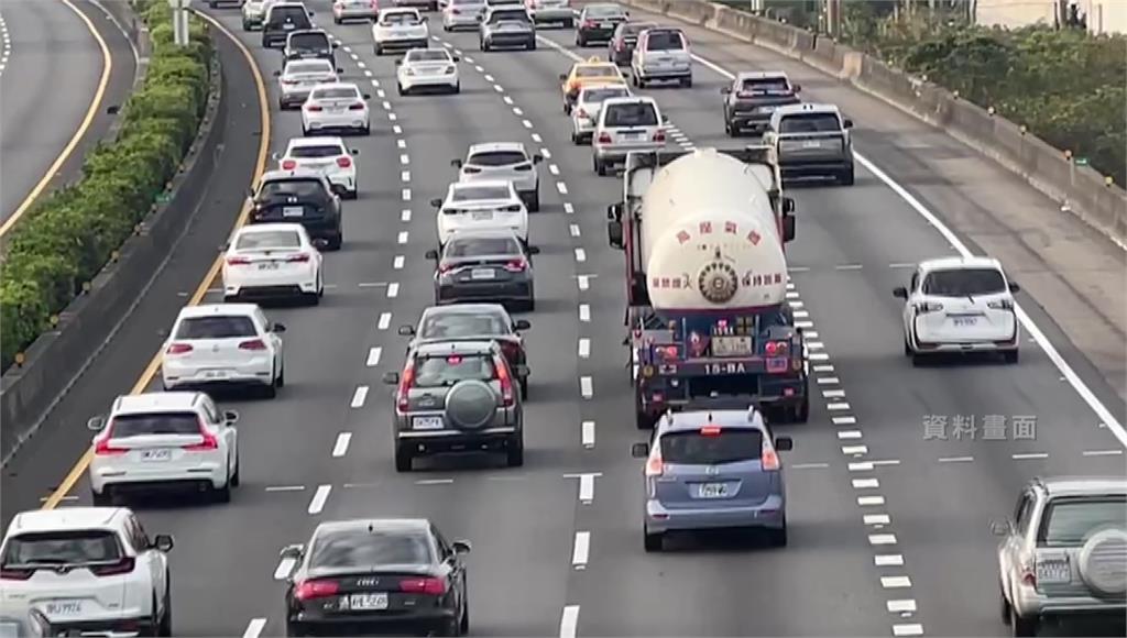 清明連假首日湧現車潮 國道下午8路段壅塞
