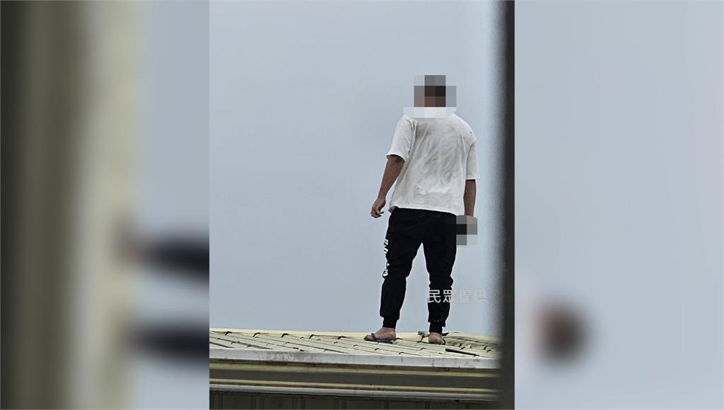 警匪對峙90分鐘！男持「爆裂物」竄屋頂 聽親友「溫情喊話」才投降