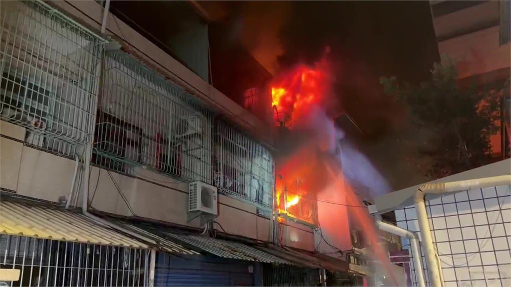 高雄鳳山深夜民宅大火 1男1貓受困命喪火窟