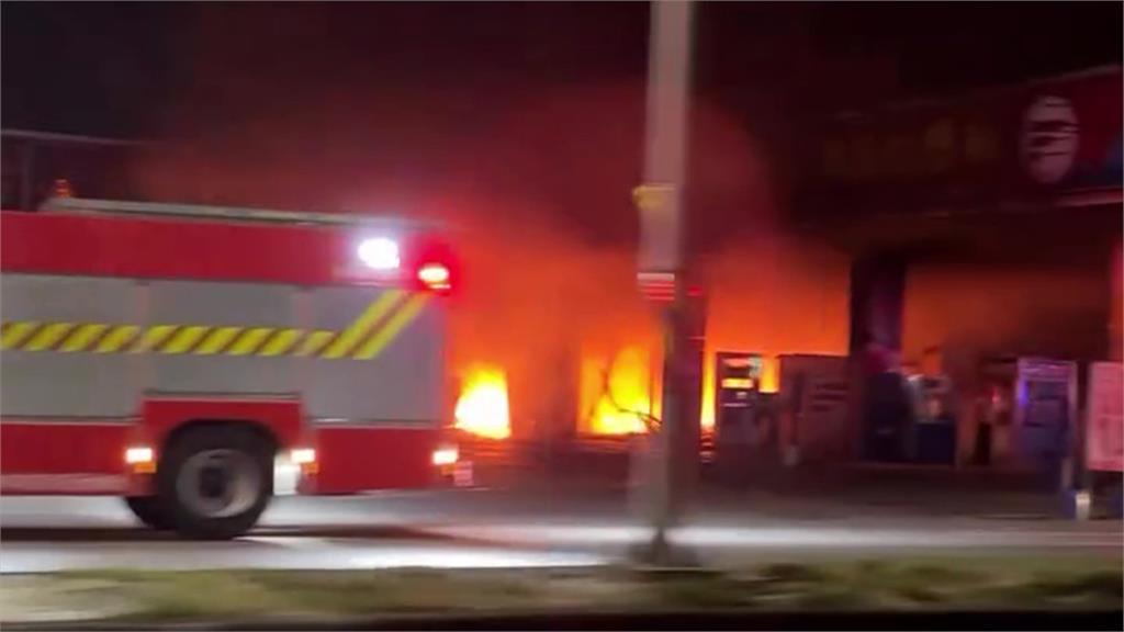 屏東萬丹福懋加油站火警！恐怖烈焰燒雜物間 火勢撲滅無人傷