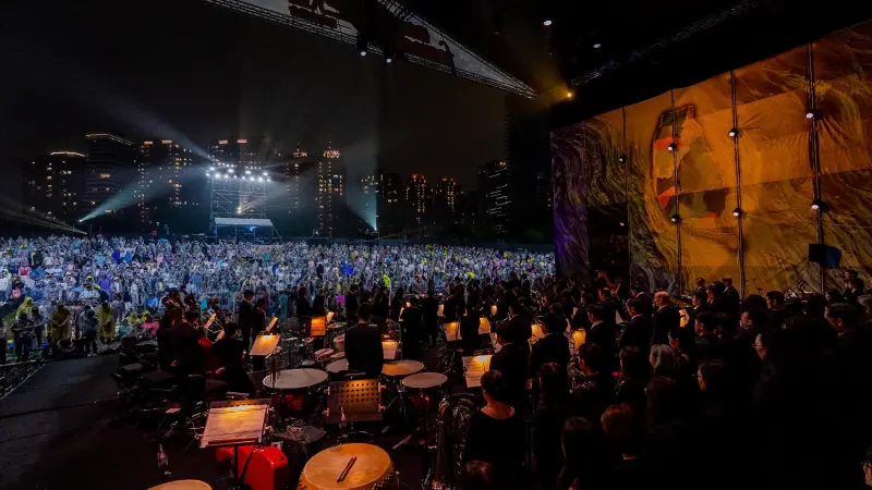 二二八紀念草地音樂會微雨中高美館草坡登場