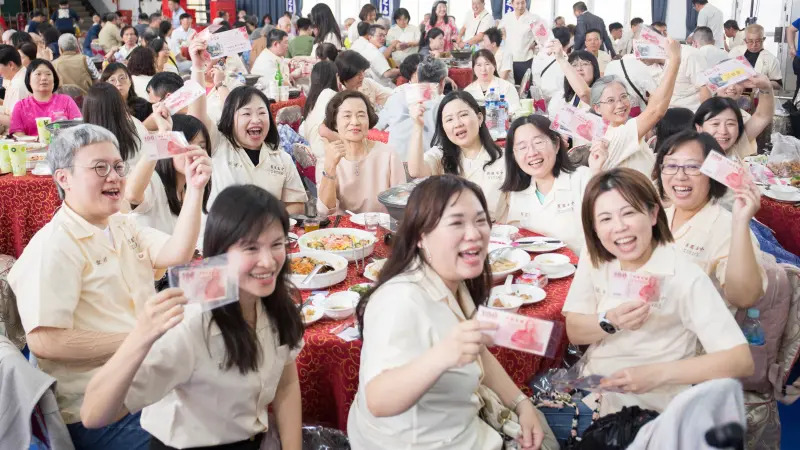 鳳中85級校友回娘家專屬生日百元鈔感動全場