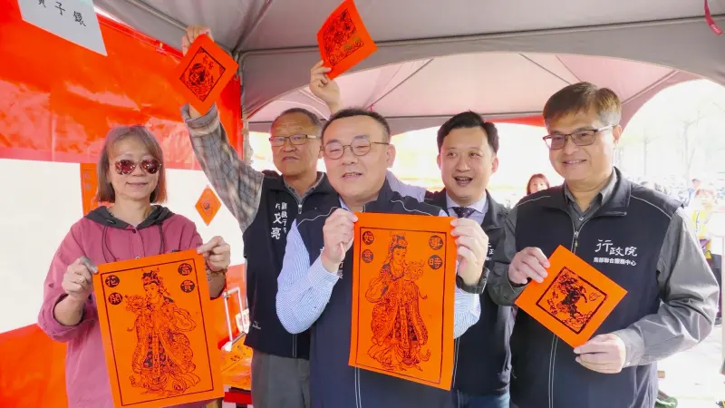 迎馬年　南服中心名家揮毫贈春聯