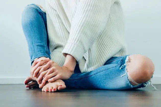 婦夏天「雙腳冷到醒」！中醫師：血管在求救