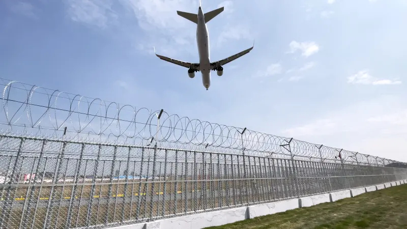 雙層防護兼顧飛安　小港機場圍牆透視化變身