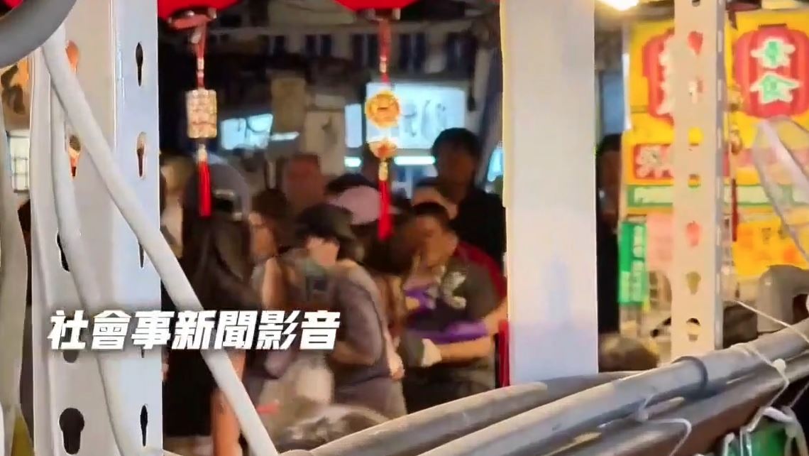 高雄瑞豐夜市晚間濺血！攤商兄弟為「外食」大打出手　路人全看傻眼