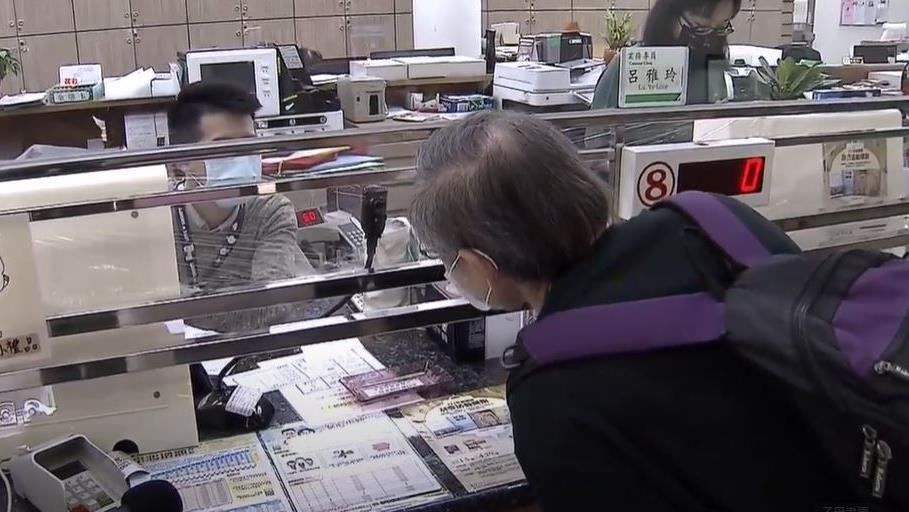 婦人給空白提款單！郵局行員看8字　秒懂「求救訊號」報警