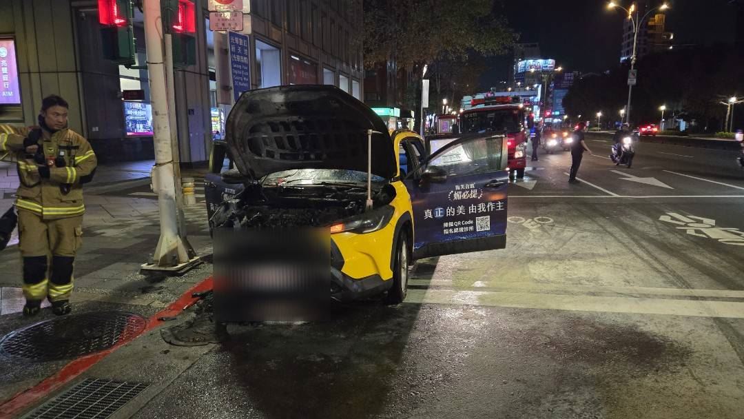 快訊／北捷忠孝新生旁火燒車！小黃車頭遭火勢吞沒⋯全燻黑燒成廢鐵