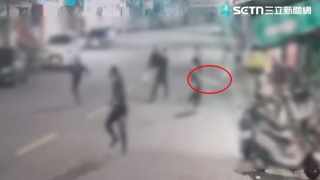 欠債4萬…用血償！5煞持棍棒「殺進家門」畫面曝　冤頭：原本說不用還