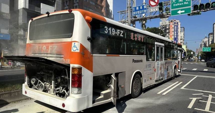 士林街頭驚魂！「紅7」公車引擎噴火竄濃煙　運將急停路邊做「這動作」
