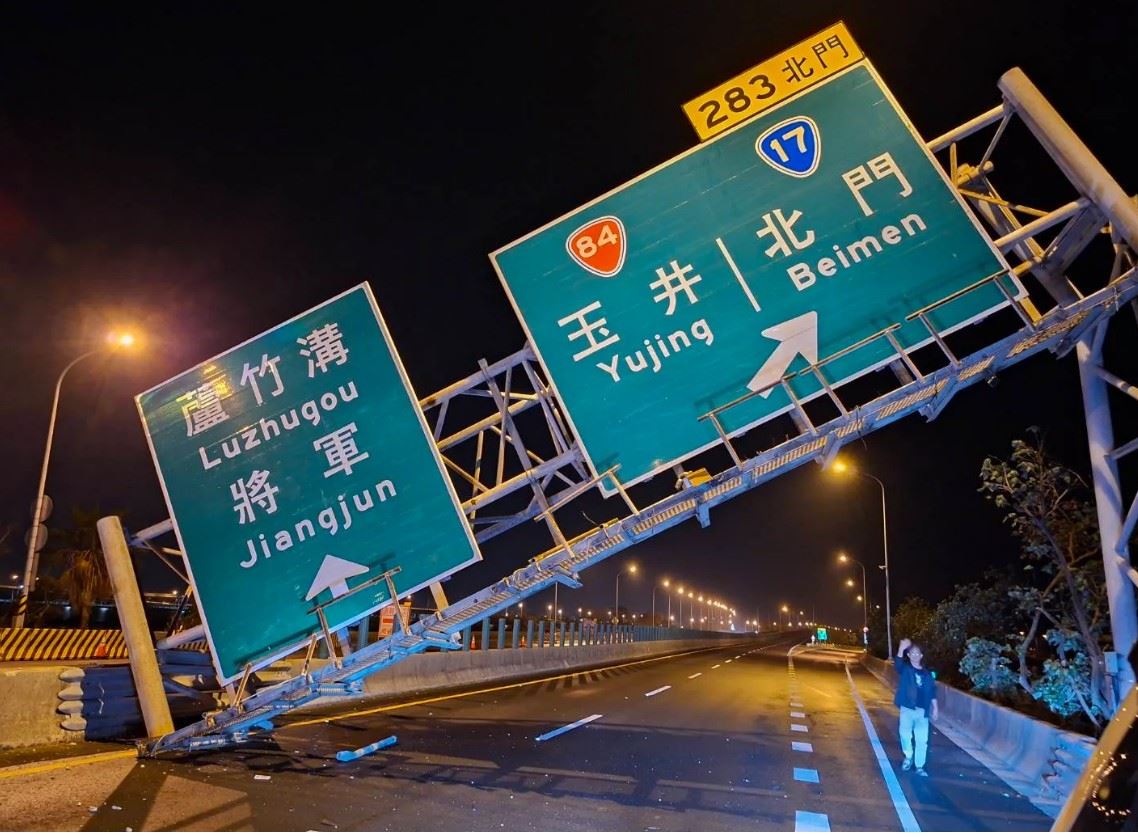 誇張畫面曝光！台61門架路牌「跪坐」路面…肇事駕駛竟然溜了