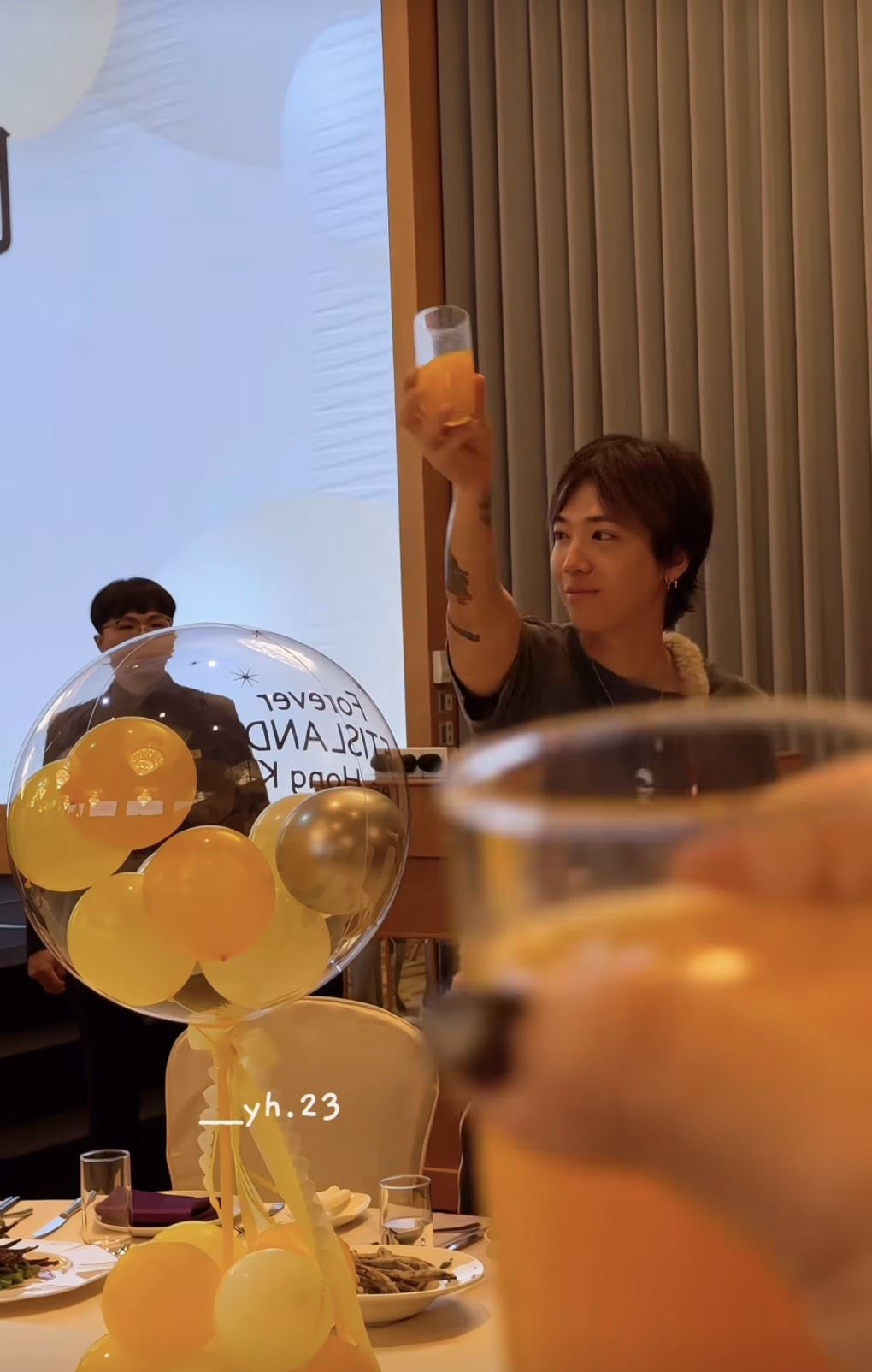 李洪基現身吃辦桌爆公筷爭議！粉絲親揭還原真相：整桌都是他1人的