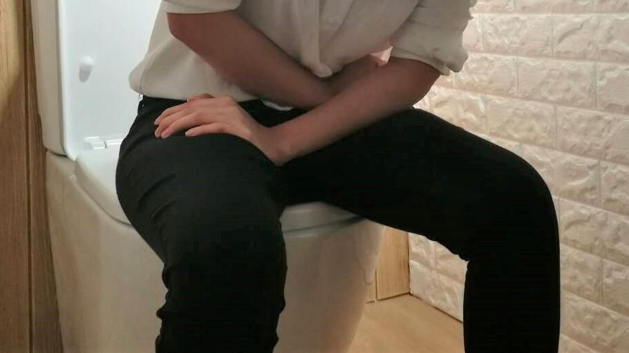 他「67天沒大便」衝急診！醫用手挖、照X光也沒用：無能為力…