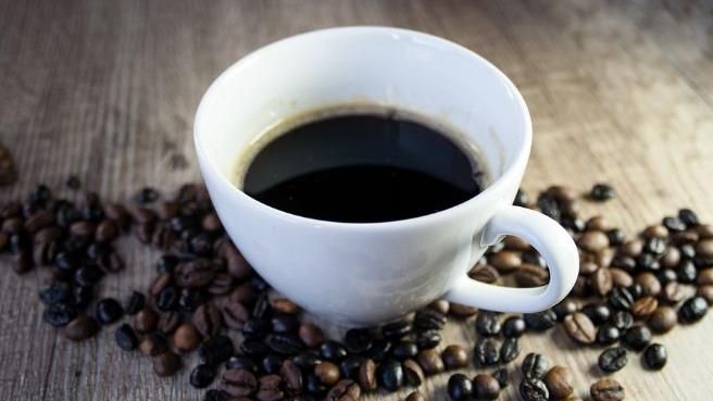 不喝水只喝咖啡、茶？營養師示警「腎臟走鋼索」：默默踩中4傷腎地雷