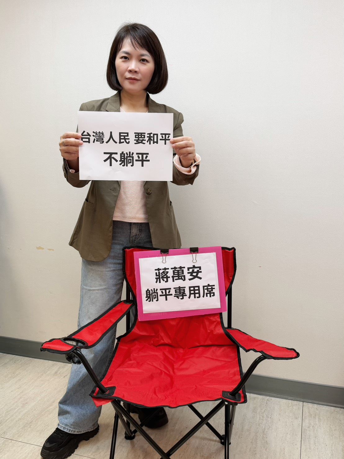 簡舒培送「躺平椅」！諷蔣萬安太會躺、愛避重就輕還龜縮