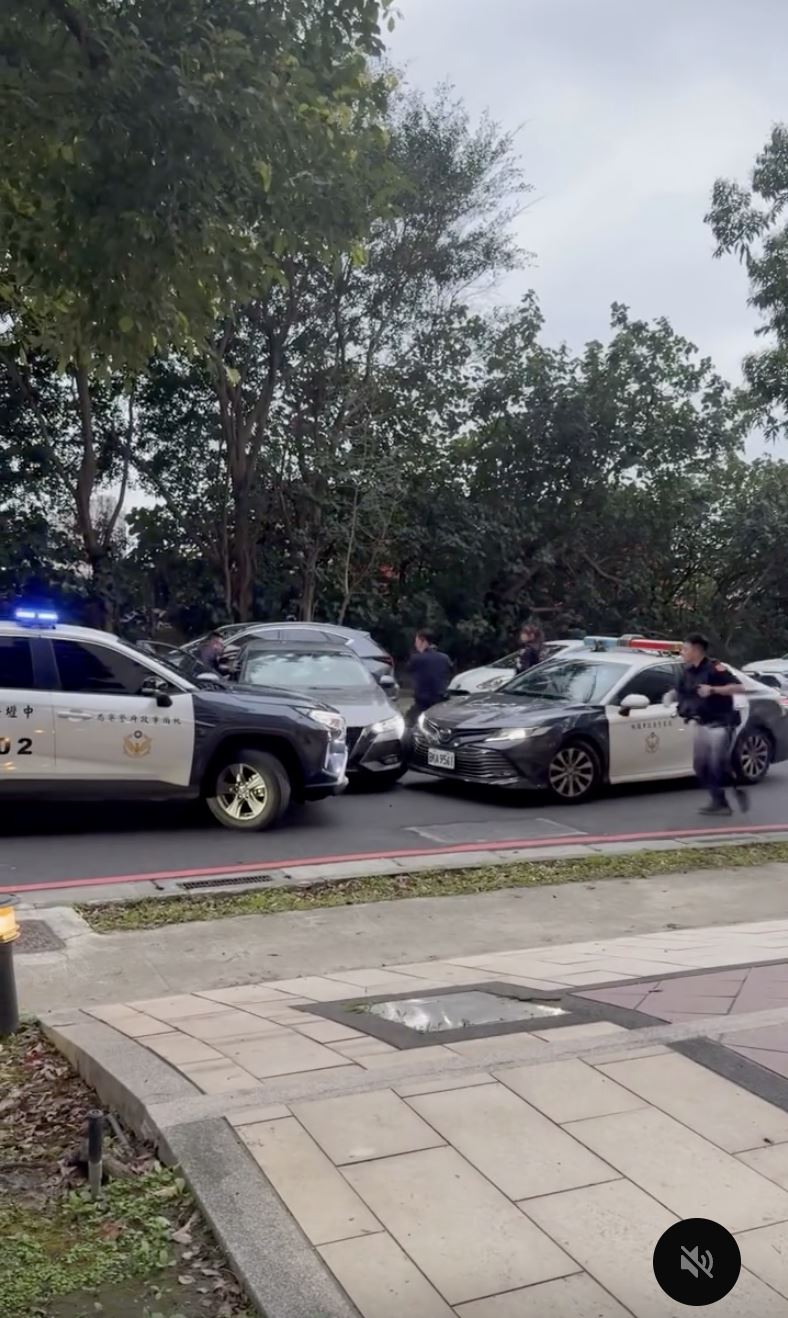 警匪片曝光！「毒品通」拒捕2警受傷　全網關注辣椒水女警：她好強耶