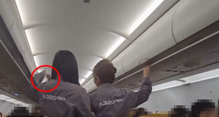 不爽被空服員碰到！婦機上大鬧「摔冰袋、掌摑空服員」…惡劣畫面曝光