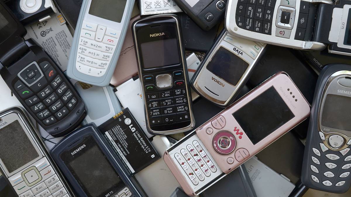 家中隱藏炸彈快丟掉別留念！消防曝手機不使用也會自燃，舊手機回收方式一覽