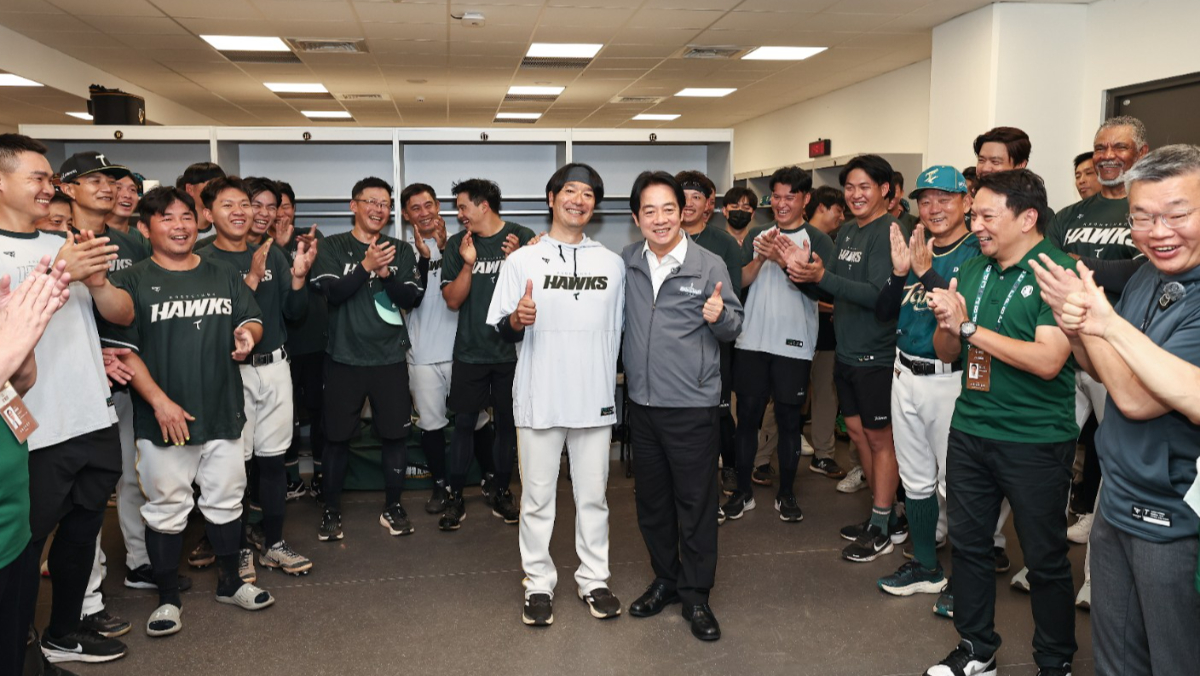 獅迷總統賴清德亞太球場首戰前「深入敵營」夢幻連動日籍體能總監里隆文