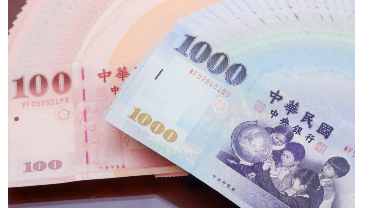 民眾農曆年前搶換「五色錢」　銀行2千和2百元鈔換光光