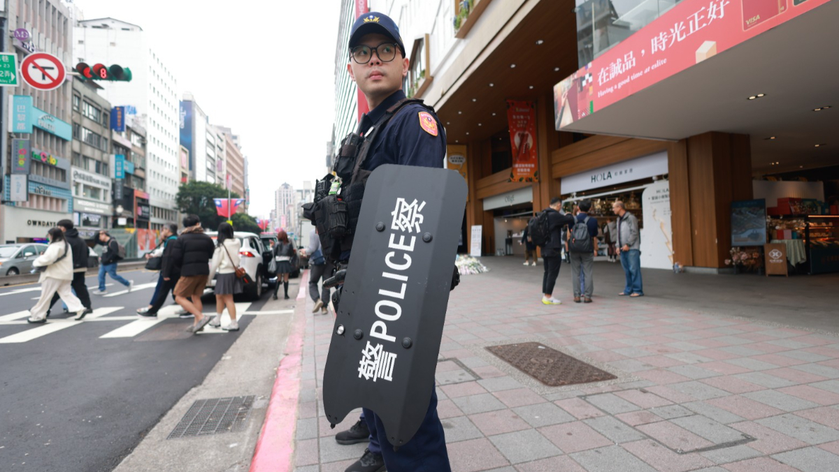 中山站凌晨驚魂記！末班車「男子口袋插水果刀」　警察狂奔制伏