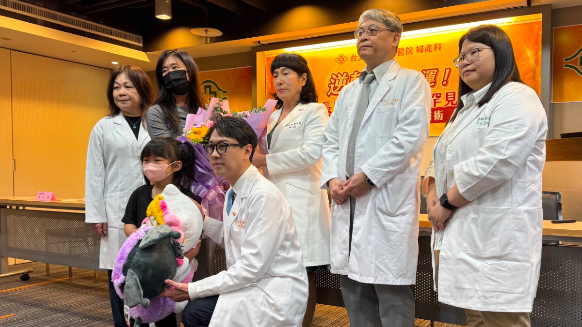 隔著媽媽肚皮救寶寶！長庚完成全台首例「胎兒脊柱裂修補手術」