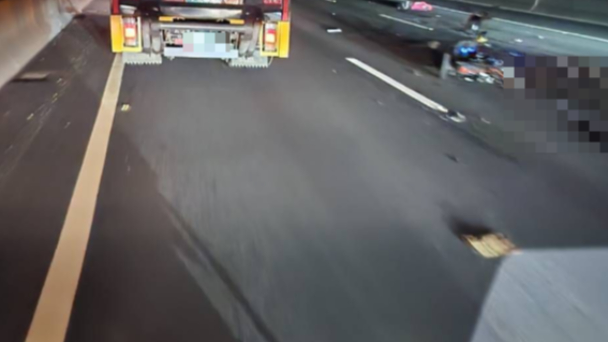 阿北騎電動三輪車「逆向闖國道」　遭2賓士輾斃粉碎「1死1傷」