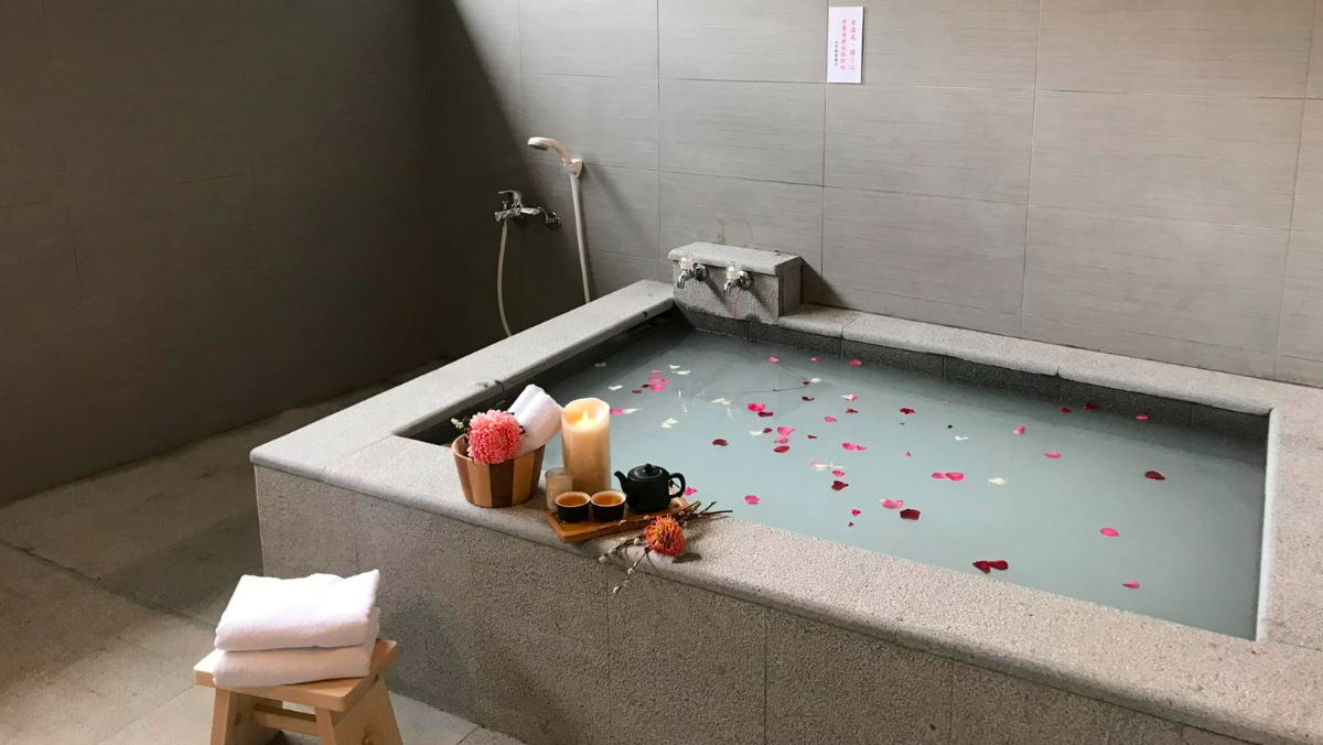 北投溫泉命案！女漂湯屋池內死亡　男倒池邊沒呼吸心跳